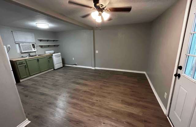 ONE ROOM!  efficiency unit! 1/1; water paid! Gallery 4