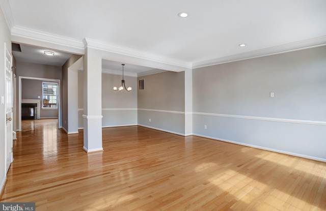 22616 WELBORNE MANOR Square Gallery 4