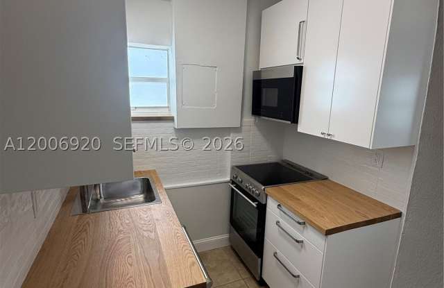 2816 Pine Tree Dr Gallery 3