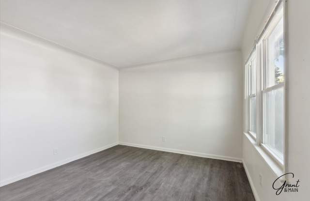 $1200 3 bedroom bungalow Gallery 4