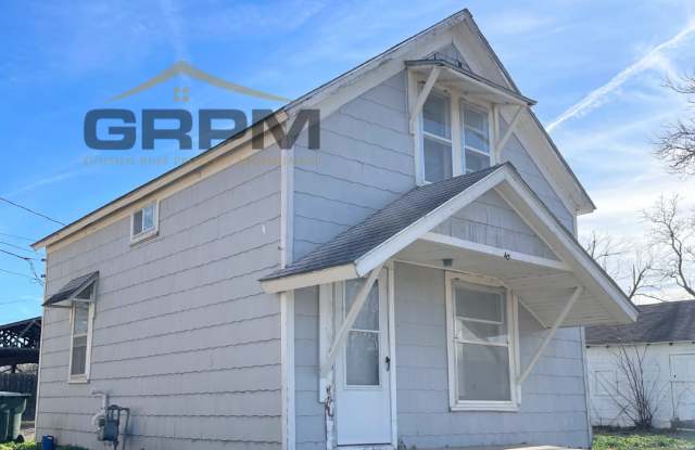 Cozy 2 bedroom home - 216 South Plum Street, Hutchinson, KS 67501