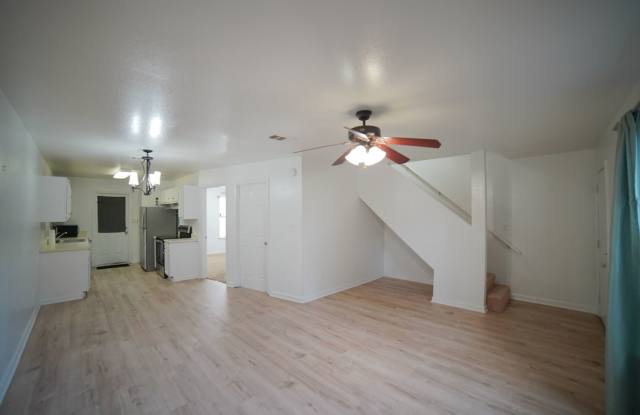 4 Bed / 3 Bathroom Townhome Off Ocala Gallery 3