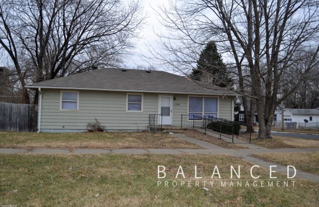 1328 SW Western Ave - 1328 Southwest Western Avenue, Topeka, KS 66604