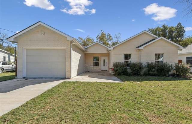 1218 E James Street - 1218 East James Street, Cleburne, TX 76031
