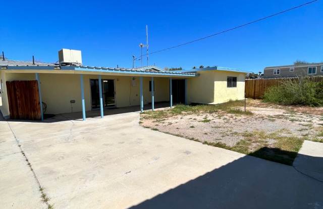 Nice Family Home - 4562 Pinta Drive, Golden Shores, AZ 86436