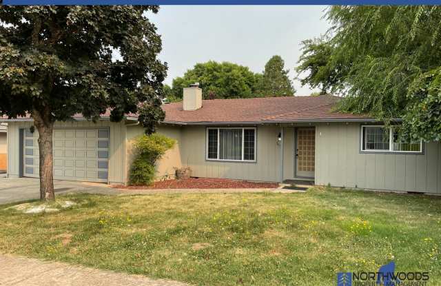 Nice 3 bed 2 bath in Great Neighborhood-Large Fenced in Back Yard - 3079 Aitken Way, Medford, OR 97504