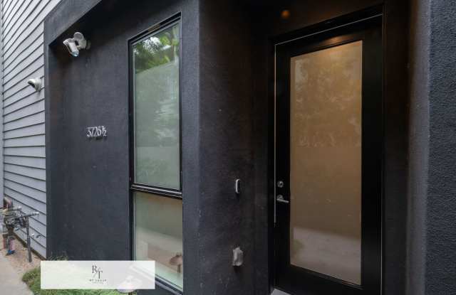 Elegant 3 Bedroom / 2.5 Bathroom Home in LA photos photos