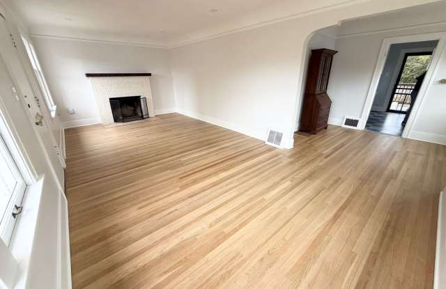 Charming, Spacious 4 bedroom Ballard Home with large yard Gallery 4