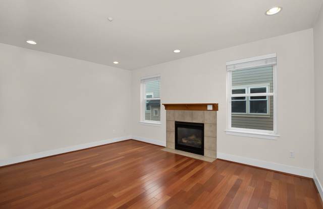 Updated 2 Bedroom Shoreline Townhouse! photos photos