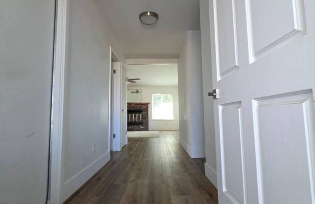 Newly remodeled 4 Bedroom 2 Bathroom Home in SW Visalia! Gallery 3