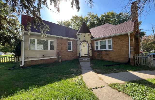 3 bedroom house with fenced yard & garage Gallery 3