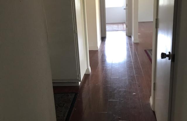 2401 Via Mariposa W Gallery 2