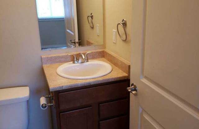 MOVE IN SPECIAL! $250 AMAZON GIFT CARD! 2 Bed 1.5 Bath lower level unit in Bellingham Gallery 4