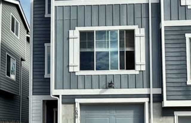 1090 NW Dragonstone Street - 1 Gallery 1