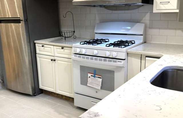 Beautiful 3-Bed/1-Bath Townhouse in Girard Estates/East Passyunk! Available NOW! Gallery 1