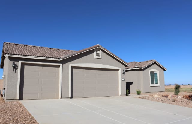 Beautiful four bedroom home with three car garage - 1547 Middle Creek Lane, Sierra Vista, AZ 85635