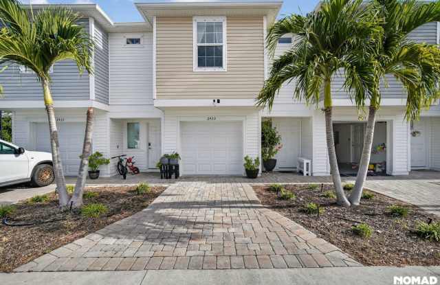 Charming 2BR Condo in Bradenton - 2433 6th Avenue Drive East, Bradenton, FL 34208