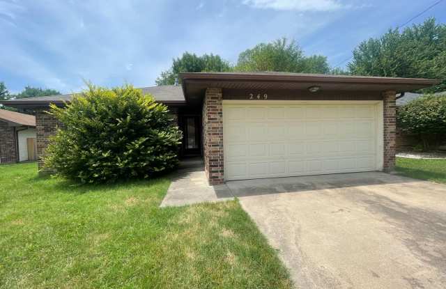 Cozy House 3 bed 2 bath 2 car garage looking for you! Located in desired southeast Springfield neighborhood! - 249 South Monte Vista Avenue, Springfield, MO 65802