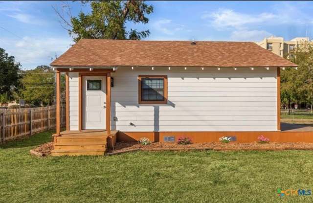 409 S Saunders Street - 409 South Saunders Street, Seguin, TX 78155