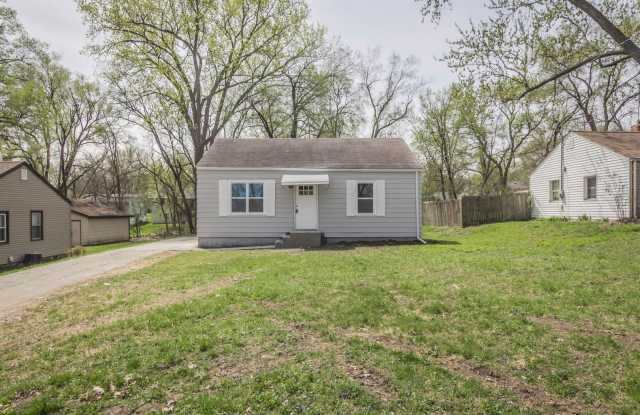 Adorable 2 bedroom 1 bath home - 417 East Wall Avenue, Des Moines, IA 50315