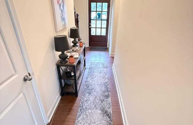 Four Bedroom Near Downtown Available for Pre-Lease! Gallery 4