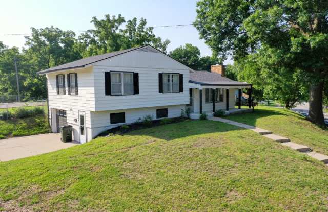 Updated 3BR/2BA in Leavenworth KS with great yard! photos photos