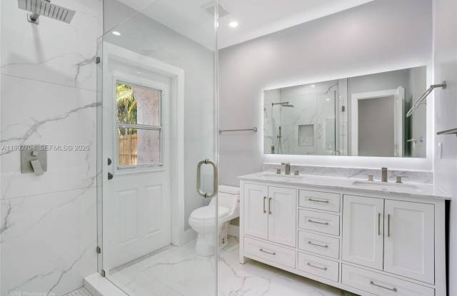 907 SW 15th Ter photos photos