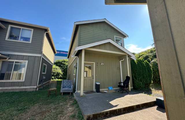 4 Bed 2 Bath Home in Bellingham with Garage photos photos 4 Bed 2 Bath Home in Bellingham with Garage photos photos