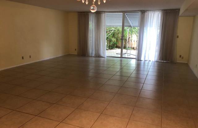 926 NE 26 Avenue - 926 NE 26th Ave, Hallandale Beach, FL 33009