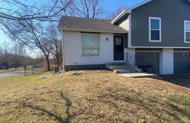 1948 East Lindenwood Circle - 1948 East Lindenwood Circle, Olathe, KS 66062