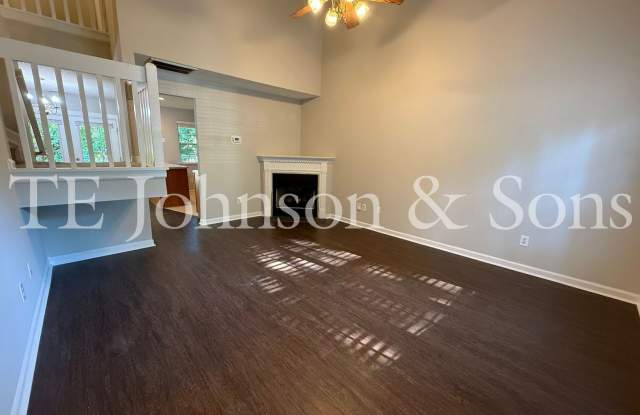 Beautiful 3BR Home with Vaulted Ceilings, Community Pool & Main Level Primary Suite Gallery 3