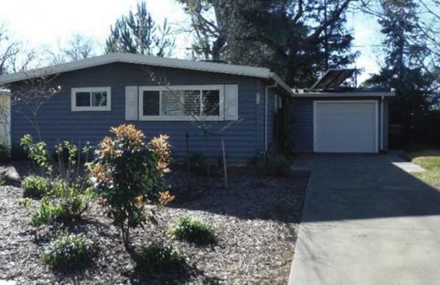 Super Cute 3 bed 2 bath Home in Central Davis w/ Yard - 713 M Street, Davis, CA 95616