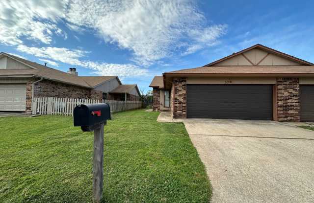 2 Bedroom 2 Bath Duplex * Close to Rose State (Contact In Text) - 520 Peppertree Lane, Midwest City, OK 73110