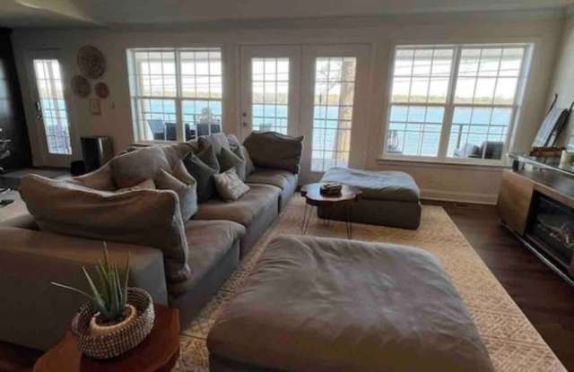 Modernized 3 Bedroom Charming Home with a View - Fully Furnished Gallery 4