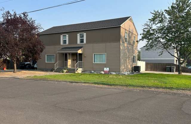 Richland 'A' Duplex- 4 bed, 2 ba with Private Yard Gallery 1