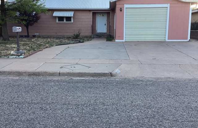 Spacious 3 Bedroom! Close to ENMU Campus in Portales!  Pets Welcome! photos photos