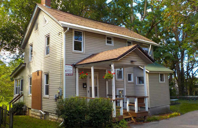 Bright, Spacious Single Family Home Across From Thornden Park Available 8/1/26 photos photos