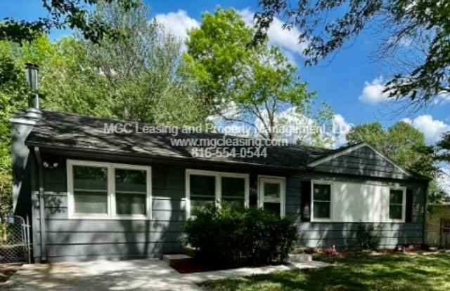 SINGLE FAMILY HOME WITHIN WALKING DISTANCE OF HISTORIC DOWNTOWN LEES SUMMIT! photos photos