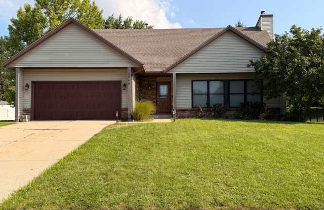 Four Bedroom Single Family Home in Forest Hills Schools! photos photos