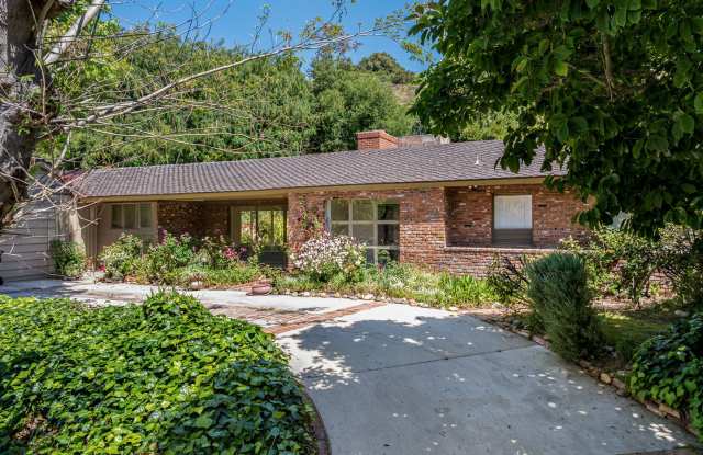 Classic Mid-Century home moments from Fryman Canyon photos photos