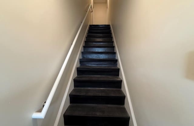 196 N BROADWAY Gallery 2