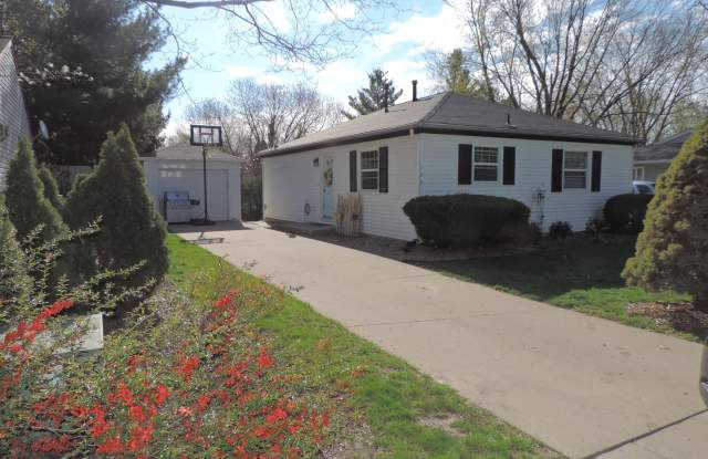$1,650 | 3 Bedroom, 1 Bathroom Single Family Home | Pet Friendly* | Available for August 1st, 2025 Move In!** - 120 Amhurst Street, Iowa City, IA 52245