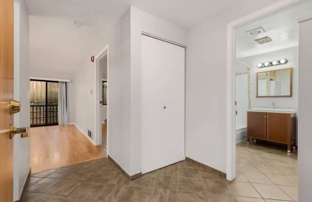Charming, Updated 1-Bedroom Condo in Prime Location Near Light Rail Gallery 3