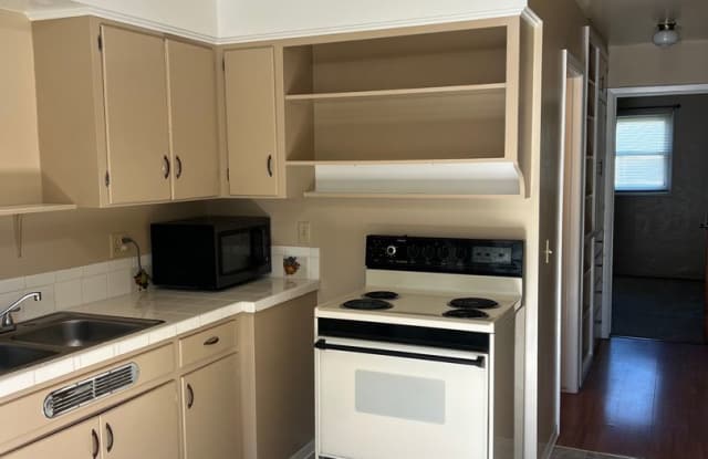 Medford 2 Bedroom, 1 bath Duplex with Fenced Yard Gallery 4