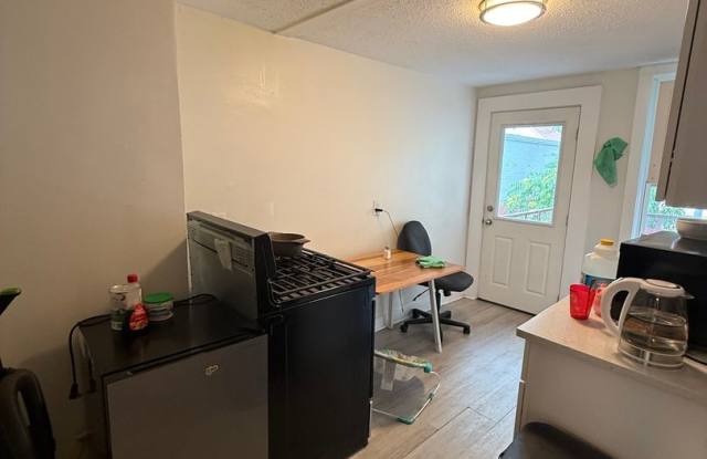 3bed with living room  in Allston. Gallery 3