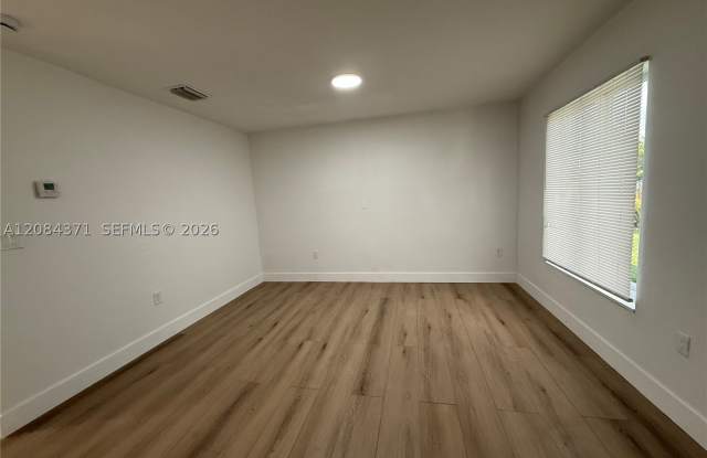 20021 NW 14th Ct Gallery 4