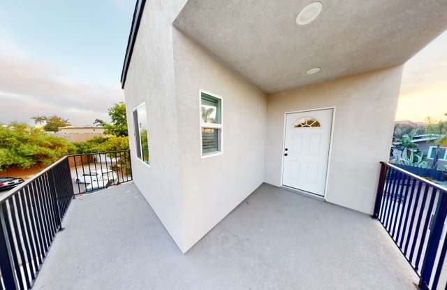 4BD/2BA  with Large Upstairs Balcony! Gallery 2