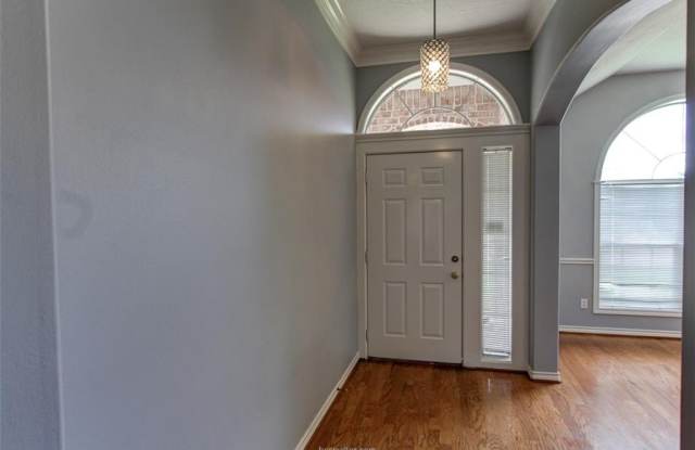 305 Landsburg Lane Gallery 2
