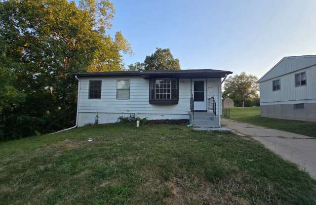 3 Bedroom house with fenced in yard photos photos