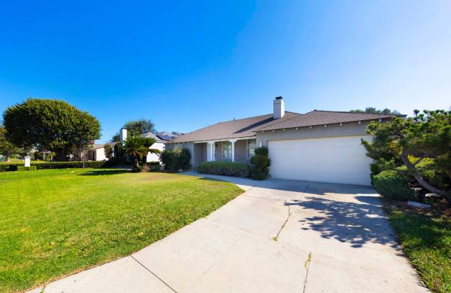 5 Bedroom 2bath Home in "LAKEWOOD VILLAGE" Gallery 3
